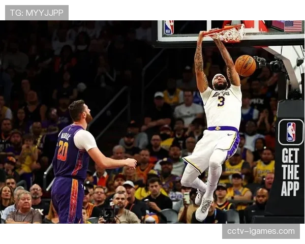 关键时刻：安东尼-戴维斯成功干扰对方绝杀上篮，湖人险胜